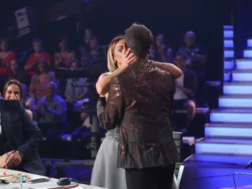 Chenoa y Àngel Llàcer se besan Chenoa y Àngel Llàcer se besan