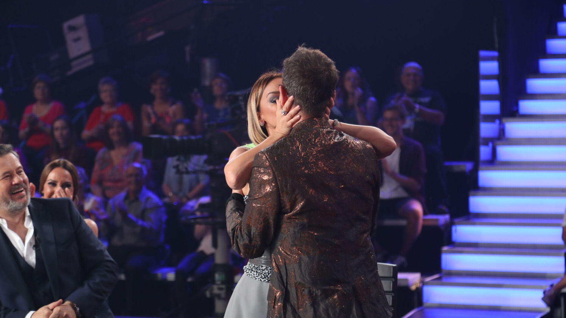 Chenoa y &Agrave;ngel Ll&agrave;cer se besan