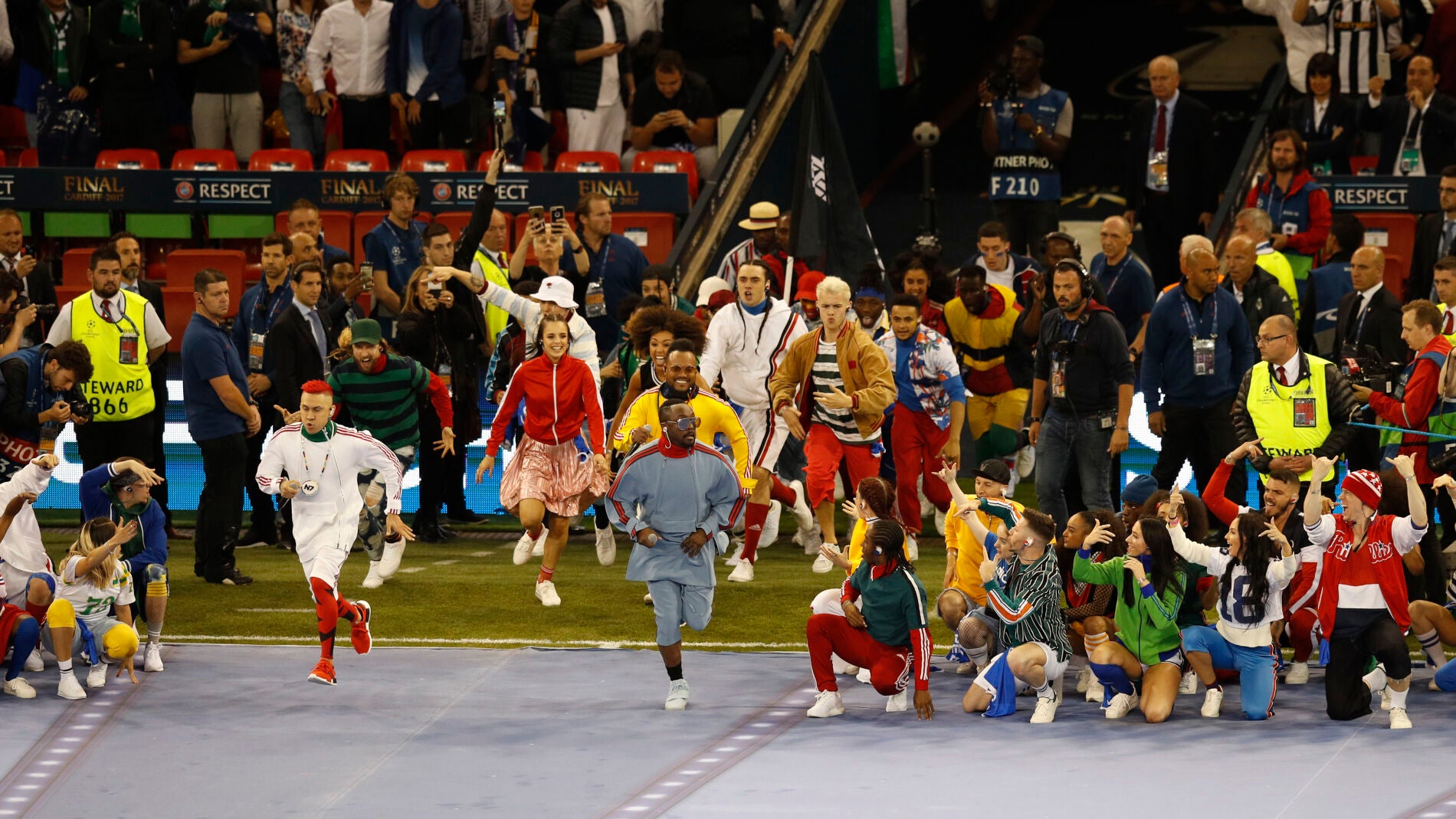 Los 'black eyed peas' al comienzo de su espect&aacute;culo en el Millennium Stadium