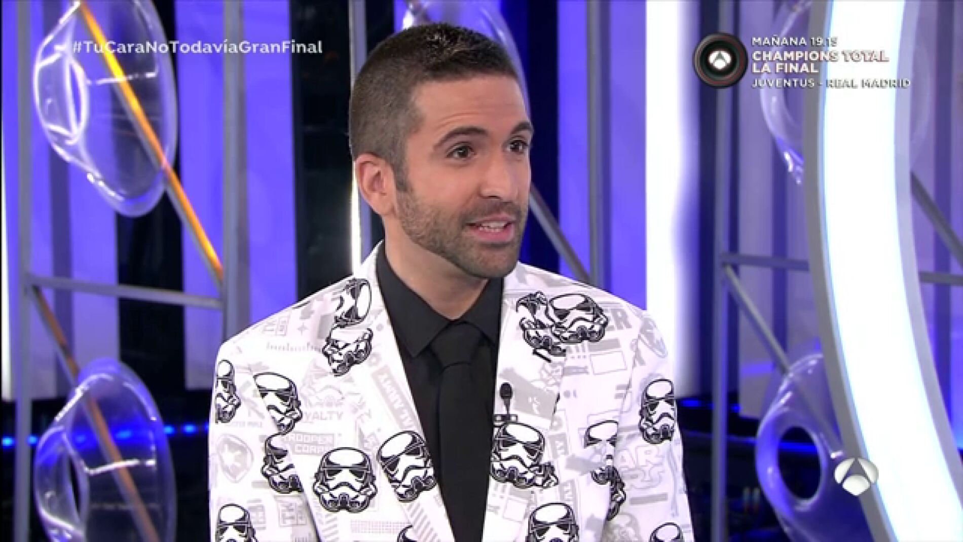 Frame 36.657619 de: La divertida chaqueta de Star Wars de Keunam en 'Tu cara no me suena todav&iacute;a'