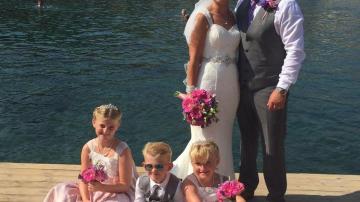 Dean Dixon en la boda con Ashley junto a los tres hijos de él