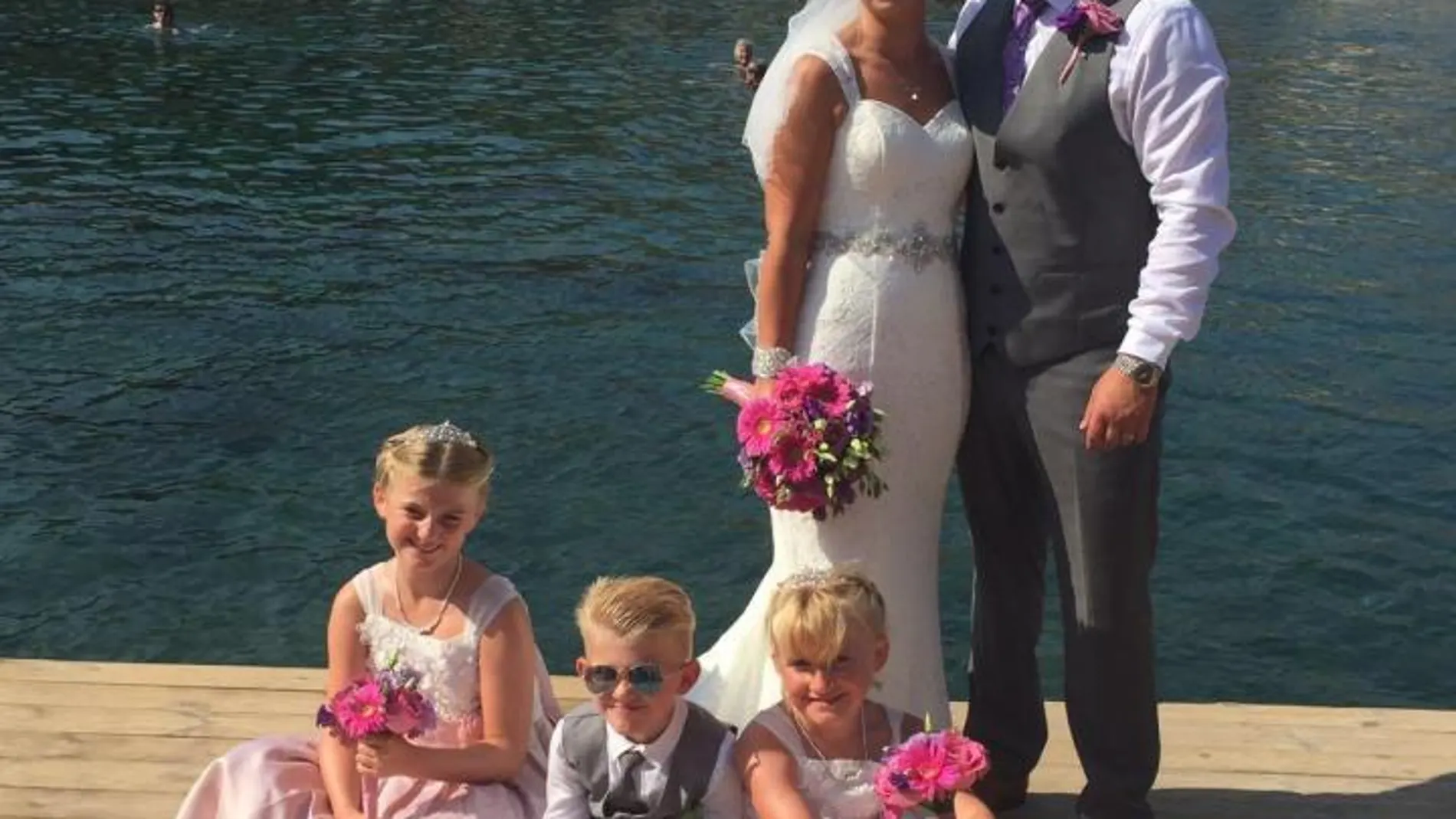 Dean Dixon en la boda con Ashley junto a los tres hijos de él Dean Dixon en la boda con Ashley junto a los tres hijos de él