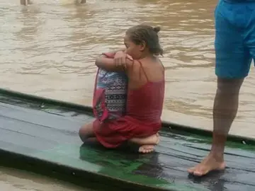 Rivânia salva sus libros de la inundación de su casa Rivânia salva sus libros de la inundación de su casa