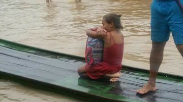 Rivânia salva sus libros de la inundación de su casa