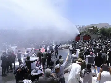 Agentes de la Policía dispersan a los manifestantes con cañones de agua en Kabul Agentes de la Policía dispersan a los manifestantes con cañones de agua en Kabul