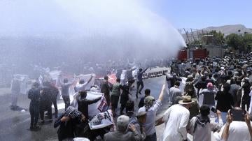 Agentes de la Policía dispersan a los manifestantes con cañones de agua en Kabul