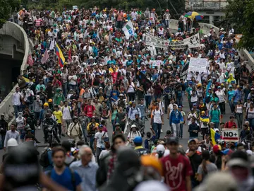 Una multitud participa en una manifestación, este 2 de junio de 2017, en Caracas (Venezuela) Una multitud participa en una manifestación, este 2 de junio de 2017, en Caracas (Venezuela)