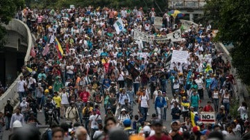 Una multitud participa en una manifestación, este 2 de junio de 2017, en Caracas (Venezuela)
