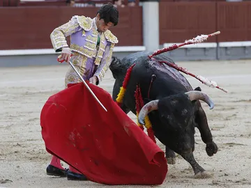 El diestro Juan Miguel con el primero de los de su lote El diestro Juan Miguel con el primero de los de su lote