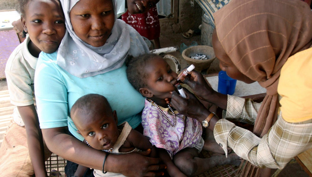 Una niña recibe la vacuna contra la polio en Angola