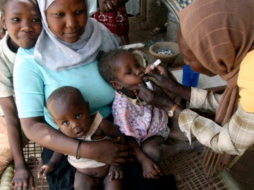 Una niña recibe la vacuna contra la polio en Angola