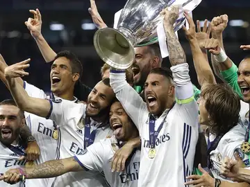Sergio Ramos levanta la Duodécima Champions League del Real Madrid. Sergio Ramos levanta la Duodécima Champions League del Real Madrid.