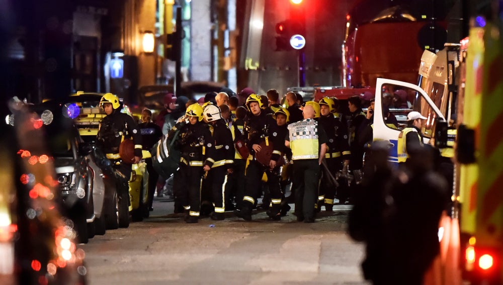 La Policía rodea la zona del ataque en el Puente de Londres