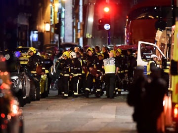 La Policía rodea la zona del ataque en el Puente de Londres