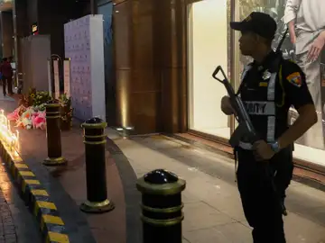 Filipinos depositan flores y velas en el Resorts World Manila Filipinos depositan flores y velas en el Resorts World Manila