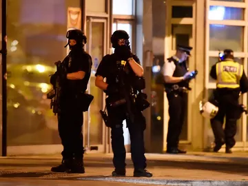 Policías en las inmediaciones del Puente de Londres Policías en las inmediaciones del Puente de Londres