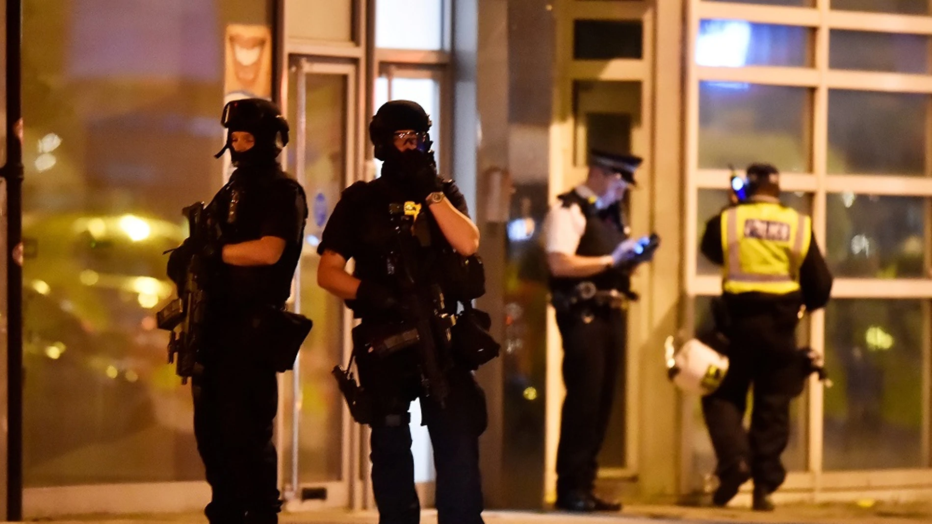 Policías en las inmediaciones del Puente de Londres Policías en las inmediaciones del Puente de Londres