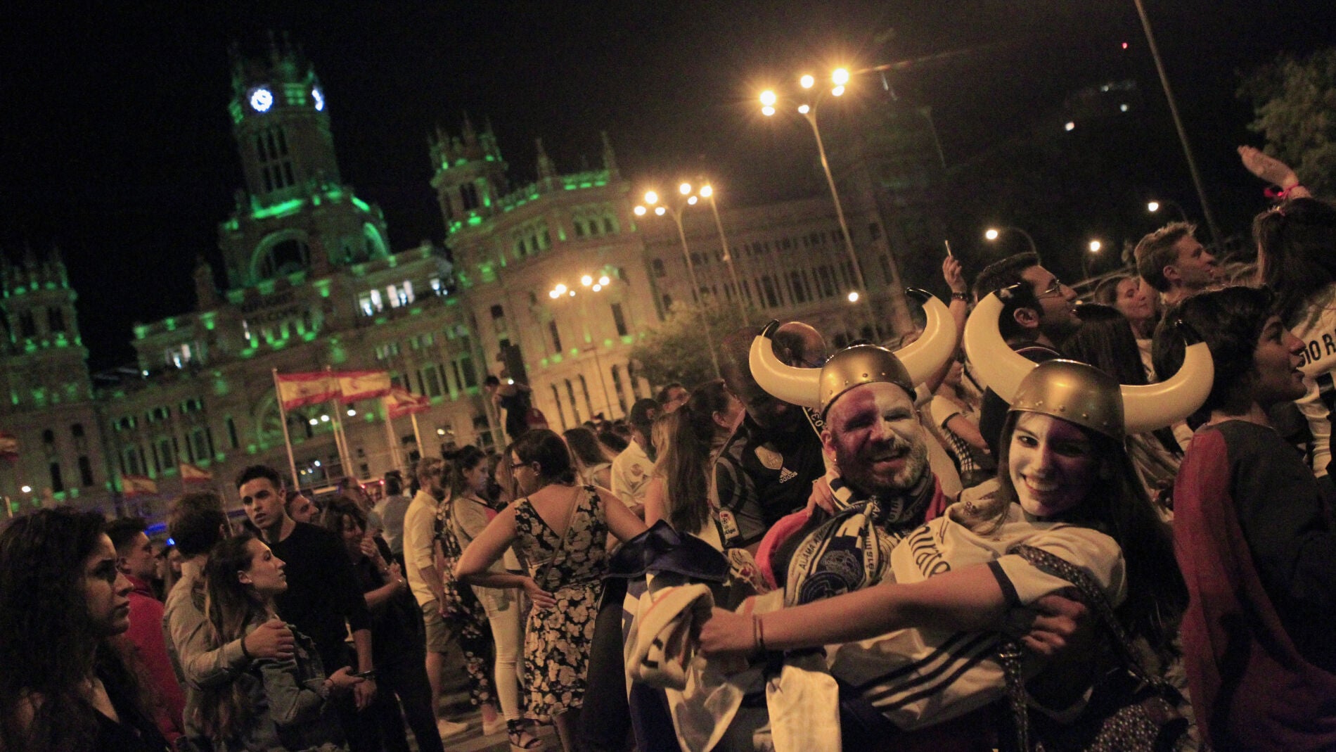 La afici&oacute;n blanca celebra en Cibeles