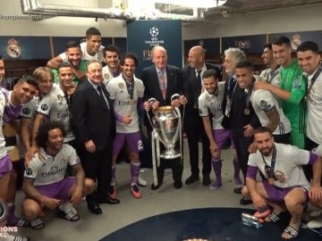 El rey Juan Carlos I, con los jugadores del Real Madrid