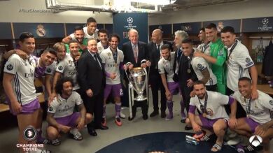 El Rey Juan Carlos I felicitó al Real Madrid en el vestuario por ganar la Duodécima