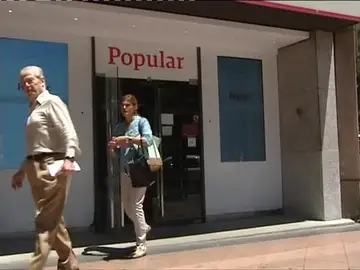 Frame 70.566633 de: La quiebra del Popular provoca una oleada de visitas a las sucursales de clientes indignados Frame 70.566633 de: La quiebra del Popular provoca una oleada de visitas a las sucursales de clientes indignados