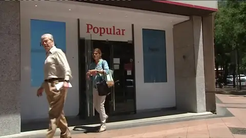 Frame 70.566633 de: La quiebra del Popular provoca una oleada de visitas a las sucursales de clientes indignados Frame 70.566633 de: La quiebra del Popular provoca una oleada de visitas a las sucursales de clientes indignados