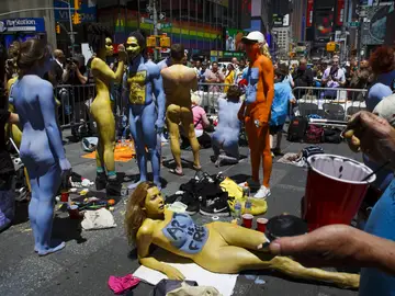 Lucen mensajes de aceptación en su cuerpo Lucen mensajes de aceptación en su cuerpo