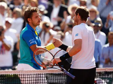 Wawrinka le da la mano a Murray tras vencerle en Roland Gsarros Wawrinka le da la mano a Murray tras vencerle en Roland Gsarros