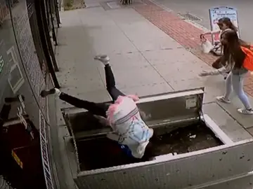 Momento en el que la mujer se precipita en el agujero Momento en el que la mujer se precipita en el agujero