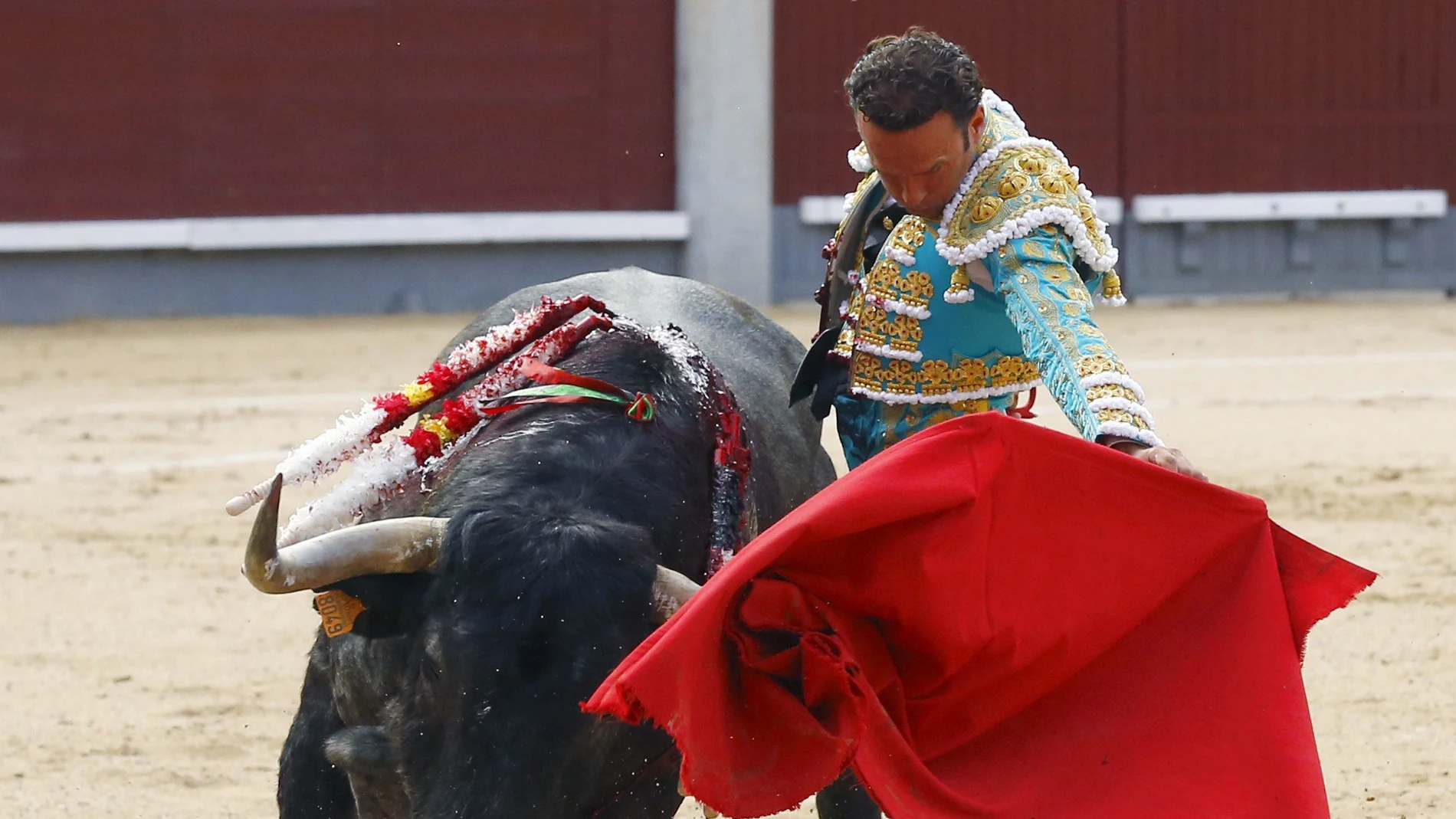 El diestro Antonio Ferrera en la faena a su primer toro