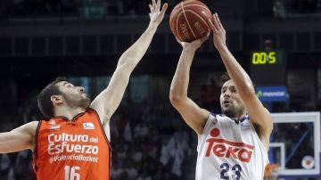 Llull lanza a canasta en el partido ante Valencia Basket