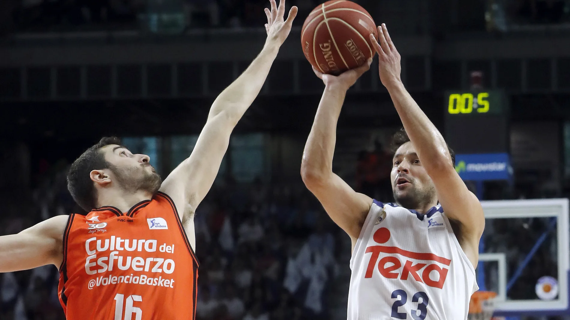 Llull lanza a canasta en el partido ante Valencia Basket Llull lanza a canasta en el partido ante Valencia Basket