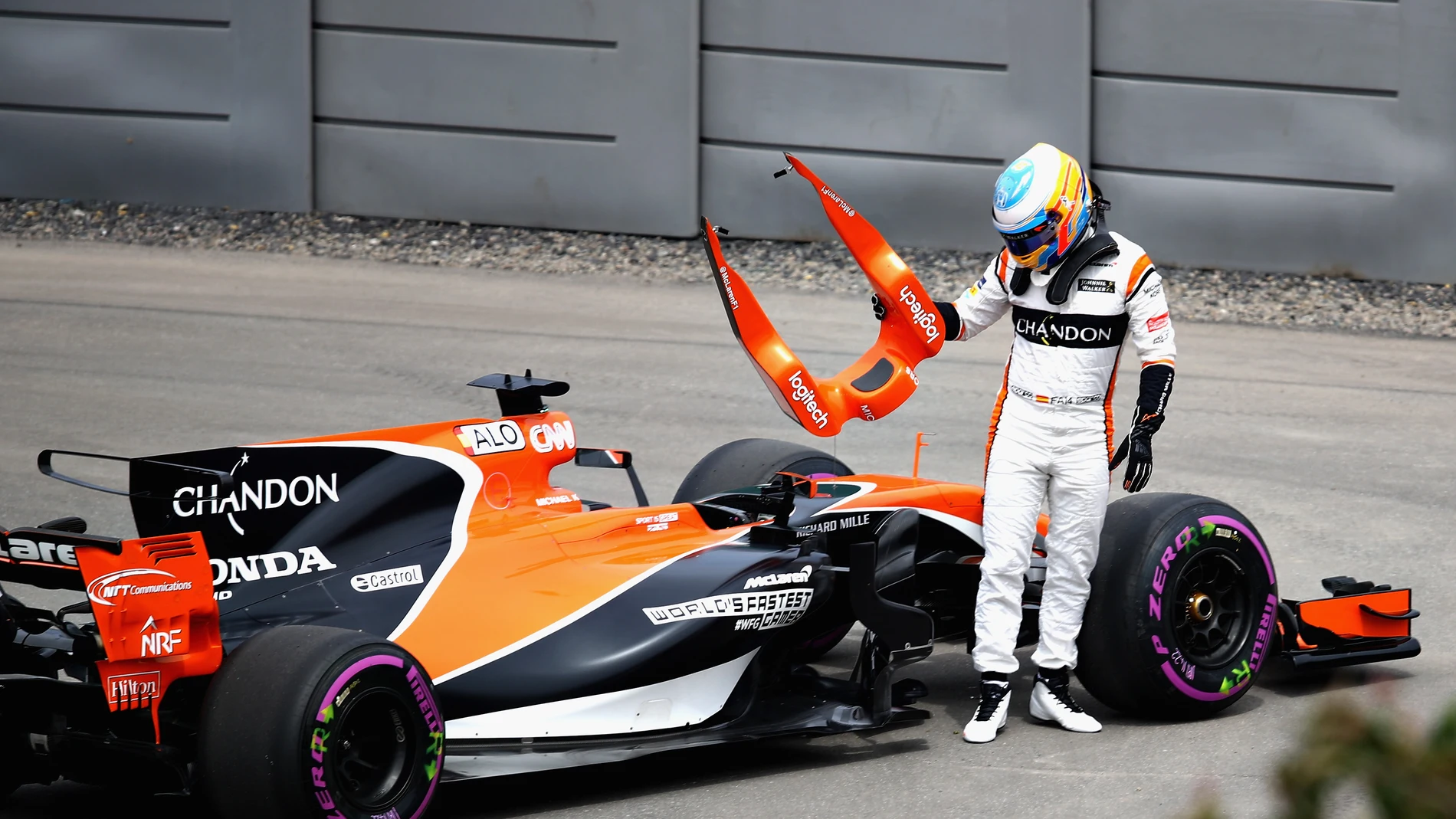 Fernando Alonso se baja de su coche tras la avería