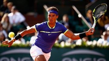 Rafa Nadal intenta llegar a una bola en Roland Garros