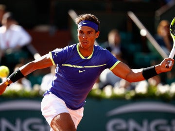 Rafa Nadal intenta llegar a una bola en Roland Garros