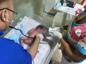 La policía colombiana busca a la madre que abandonó a su bebé en una nevera La policía colombiana busca a la madre que abandonó a su bebé en una nevera