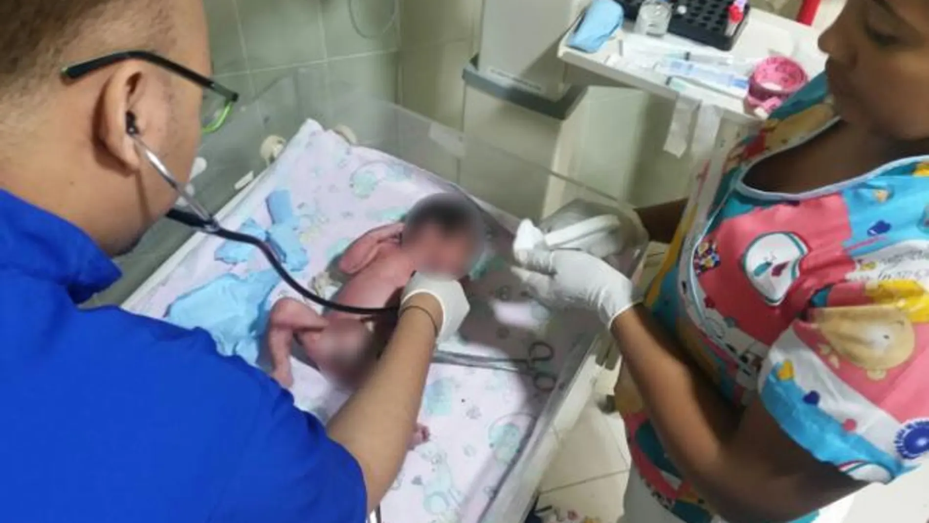 La policía colombiana busca a la madre que abandonó a su bebé en una nevera La policía colombiana busca a la madre que abandonó a su bebé en una nevera