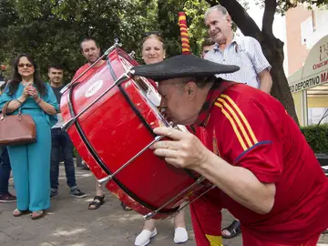 Manolo el del Bombo besa su bombo recuperado junto a su bar en Valencia Manolo el del Bombo besa su bombo recuperado junto a su bar en Valencia