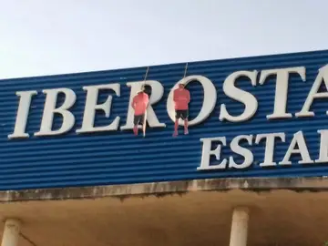 Los muñecos vestidos del Mallorca, colgados del estadio Los muñecos vestidos del Mallorca, colgados del estadio