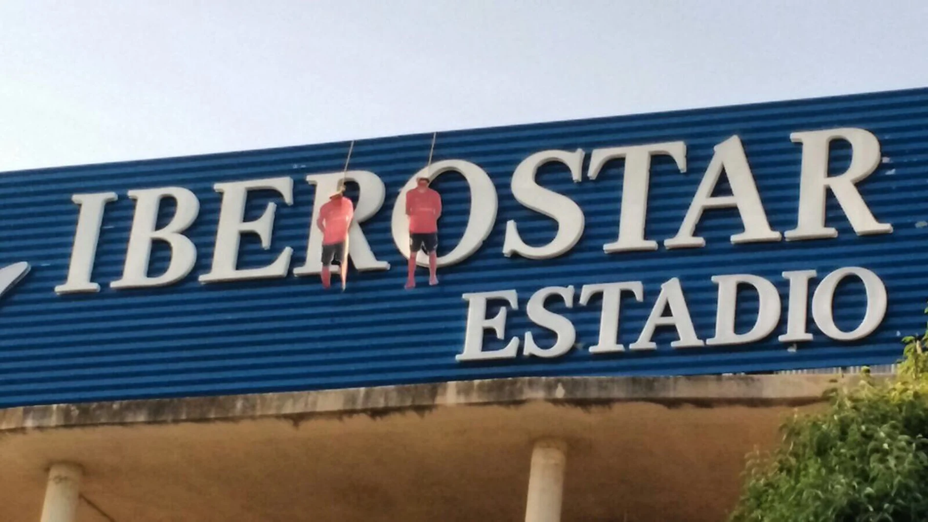 Los muñecos vestidos del Mallorca, colgados del estadio Los muñecos vestidos del Mallorca, colgados del estadio