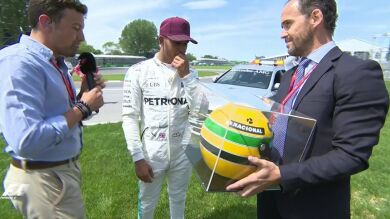 Hamilton igualó las poles de su ídolo Ayrton Senna y se emocionó con un regalo muy especial de la familia del brasileño
