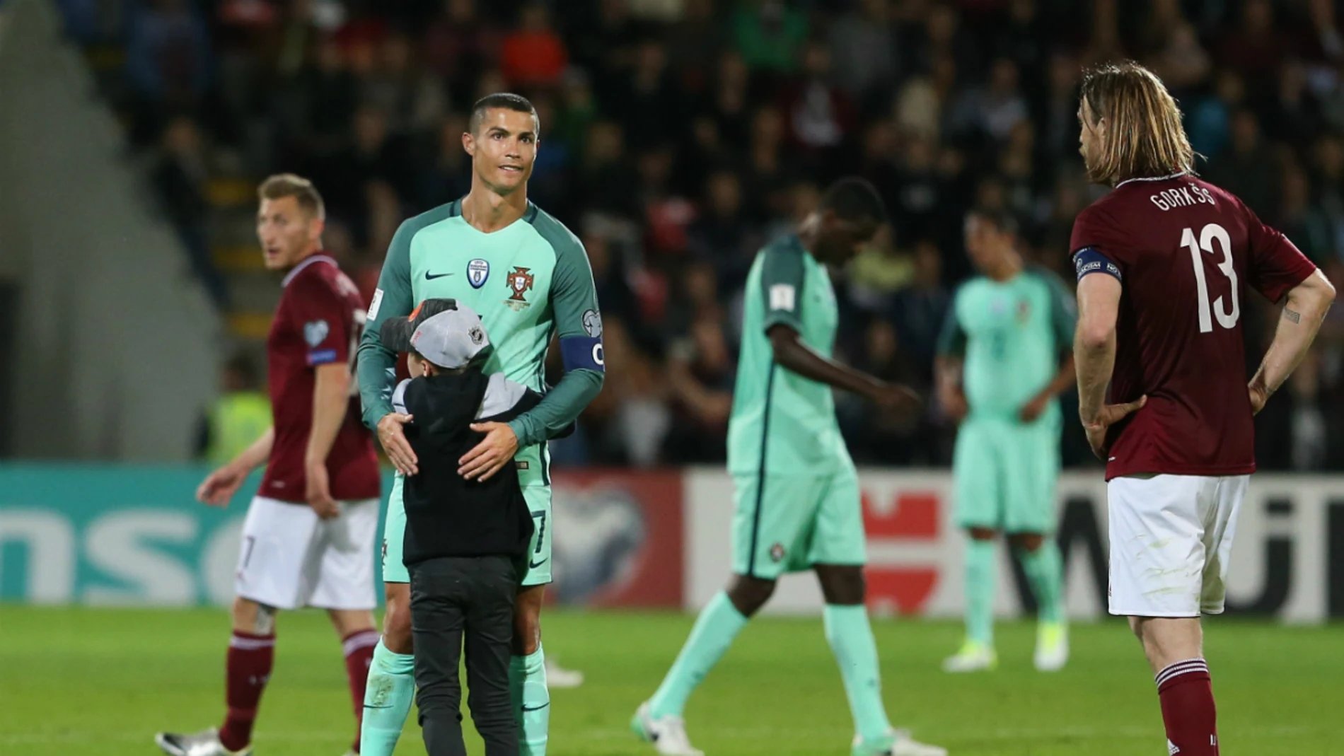 Cristiano abraza a un niño de Letonia Cristiano abraza a un niño de Letonia