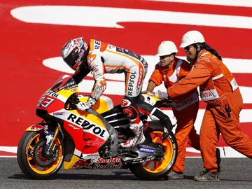 Márquez, ayudado por los comisarios Márquez, ayudado por los comisarios