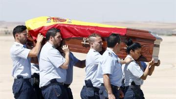 El féretro de Ignacio Echeverría a su llegada a la base aérea de Torrejón de Ardoz