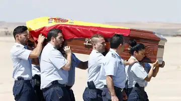 El féretro de Ignacio Echeverría a su llegada a la base aérea de Torrejón de Ardoz El féretro de Ignacio Echeverría a su llegada a la base aérea de Torrejón de Ardoz