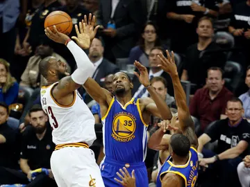 LeBron tira a canasta ante Kevin Durant LeBron tira a canasta ante Kevin Durant