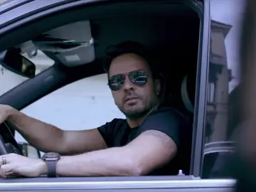 Luis Fonsi en el vídeo de los cómicos italianos. Luis Fonsi en el vídeo de los cómicos italianos.