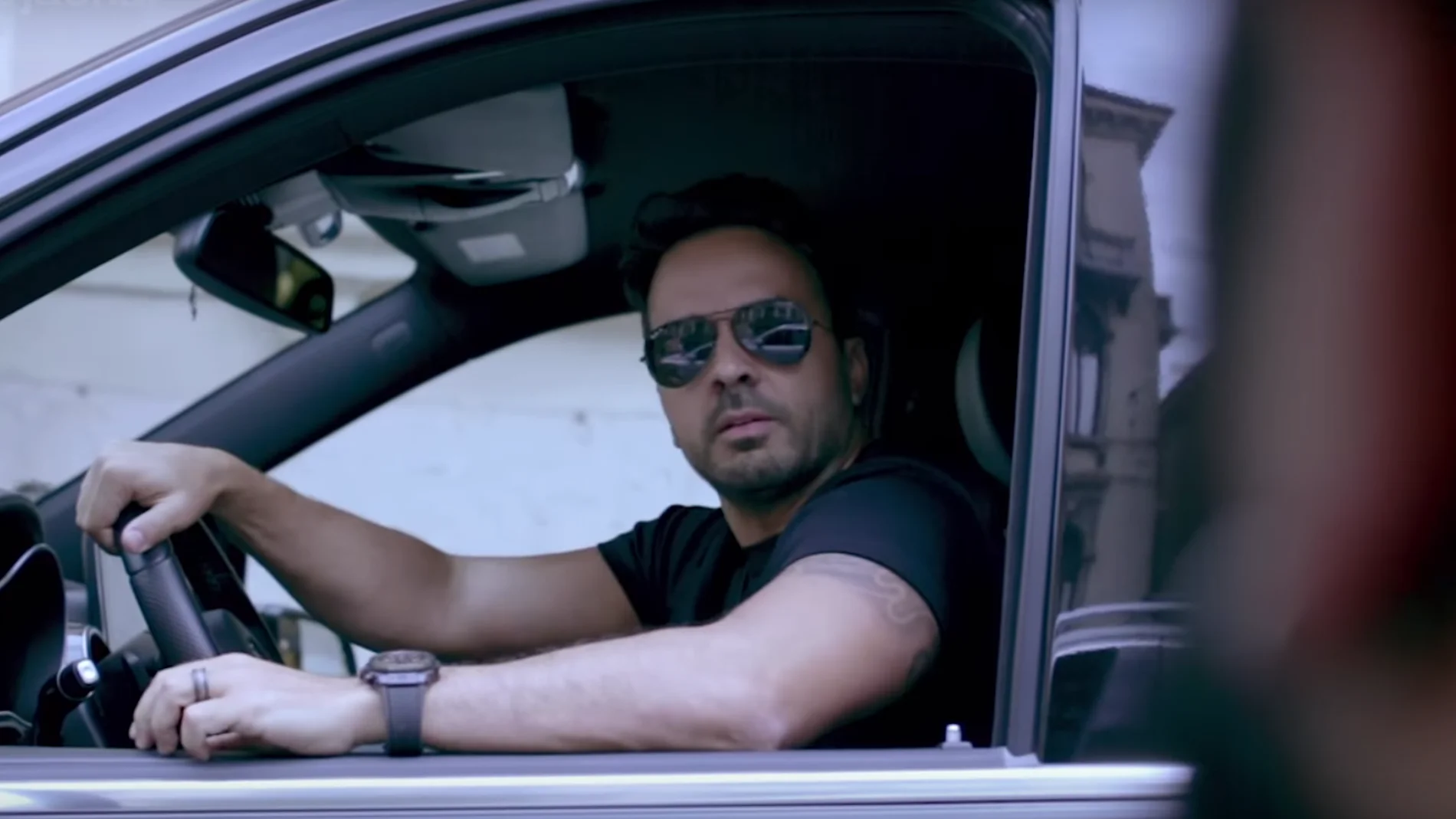 Luis Fonsi en el vídeo de los cómicos italianos. Luis Fonsi en el vídeo de los cómicos italianos.