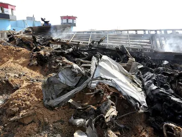 Un amasijo de hierros en el escenario de un atentado suicida en Bagdad Un amasijo de hierros en el escenario de un atentado suicida en Bagdad