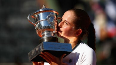 Jelena Ostapenko conquista el Roland Garros tras vencer a Simona Halep en tres sets
